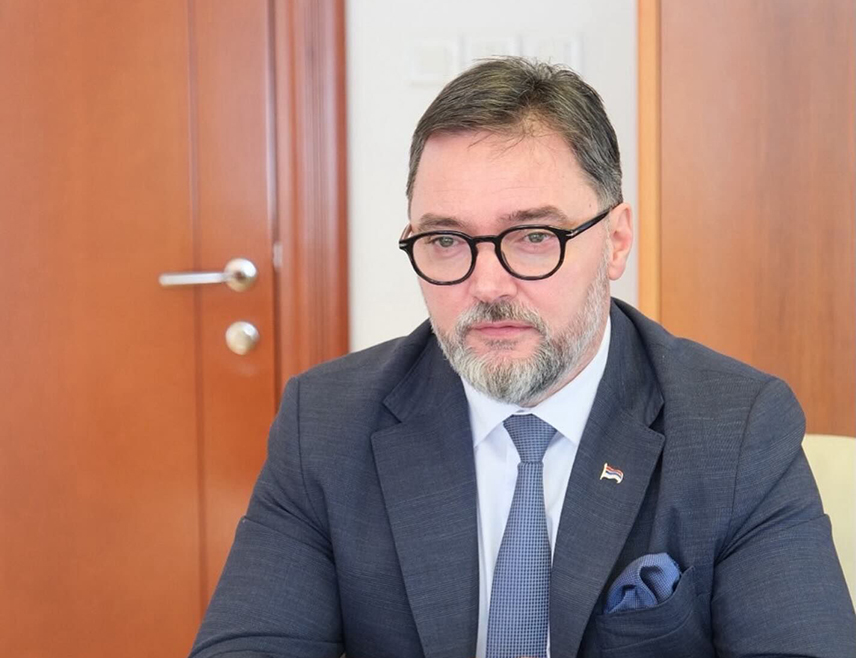 ИСТОЧНО САРАЈЕВО, 6. МАЈА /СРНА/ – Замјеник предсједавајуће Савјета министара Сташа Кошарац изјавио је да ће начелник Управе за ваздухопловство МУП-а Републике Српске Бобан Кустурић остати упамћен као добар човјек, искрен пријатељ, патриота и херој који је спасавао људске животе.
