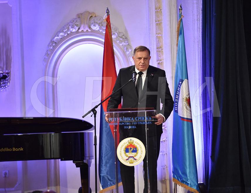 BANJA LUKA, MAY 7 /SRNA/ – SNSD leader Milorad Dodik has stated today in Banja Luka that the late head of the Aviation Department of the Ministry of Interior of Republika Srpska Boban Kusturić was a great patriot who would forever remain in the hearts of all people because of his immense humanity.