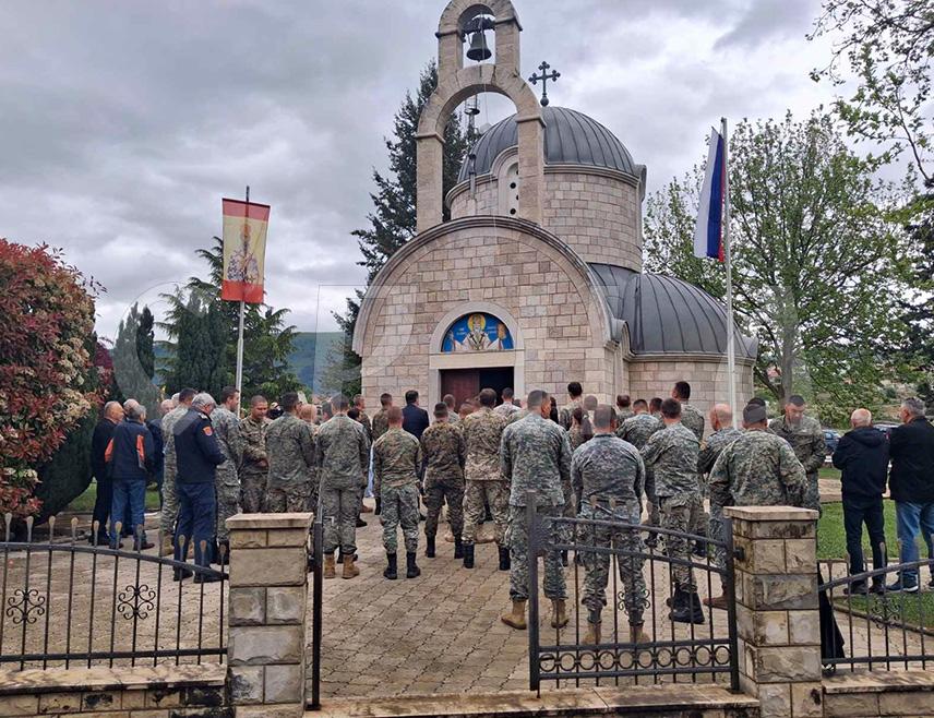 БИЛЕЋА, 7. МАЈА /СРНА/ - Припадници Војске Републике Српске који су уградили своје животе у темеље Републике Српске треба да буду завјет свима да се њихова жртва не заборави и да будуће генерације буду достојне њихове жртве, изјавио је данас командант Касарне "Билећки борци" Александар Ћосовић.