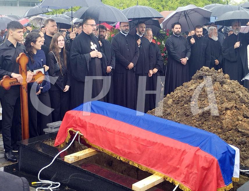 BANJA LUKA, MAY 7 /SRNA/ – Head of the Aviation Department of the Ministry of Interior /MOI/ of Republika Srpska Boban Kusturić was buried today in Banja Luka with the highest honors, in the presence of his family, top officials of Republika Srpska and numerous friends.