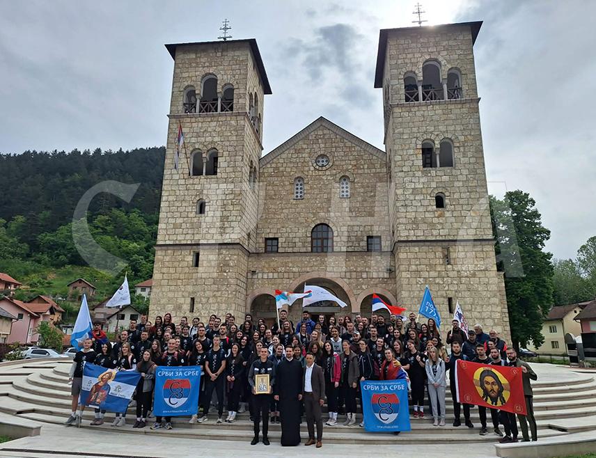 FOČA, MAY 8 /SRNA/ – Following morning prayers at the Church of St. Sava, 100 students from the Faculty of Medicine and the Orthodox Theological Faculty of the University of Istočno Sarajevo set off from Foča on a пеш pilgrimage to Ostrog Monastery.