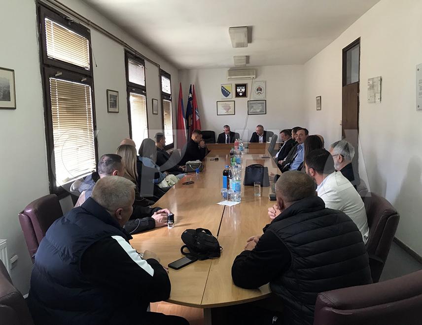 МИЛИЋИ, 8. МАЈА /СРНА/ - Вршилац дужности директора "Аутопутева Републике Српске" Радован Вишковић потписао је данас у Милићима уговоре о донацији овог јавног предузећа са представницима 12 организација и установа са подручја регије Бирач.