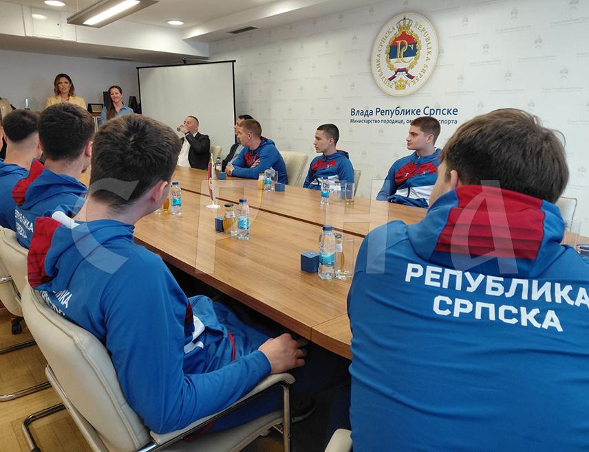 БАЊАЛУКА, 8. МАЈА /СРНА/ - Помоћник министра за спорт Републике Српске Данијела Ћапин рекла је данас да су репрезентативци Српске у школском рукомету, који су учествовали на Свјетском првенству у Сјеверној Македонији, нешто најбоље када је ријеч о школском рукомету у Српској.