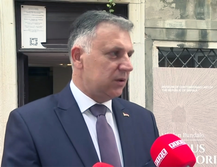 ВЕНЕЦИЈА, 8. МАЈА /СРНА/ - Министар просвјете и културе Републике Српске Боривоје Голубовић отворио је вечерас изложбу "Домус дијаспорика" /Domus Diasporica/ умјетника из Републике Српске Младена Бундала који ове године представља БиХ 
на Бијеналу савремене умјетности у Венецији.