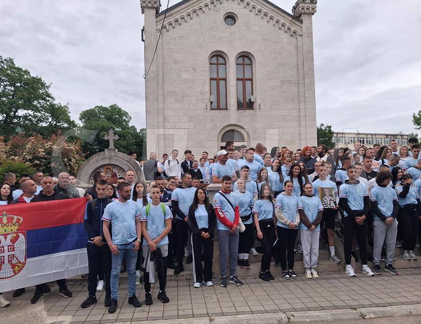 БИЛЕЋА, 9. МАЈА /СРНА/ - Више од 300 ходочасника кренуло је јутрос из Билеће ка манастиру Острог на поклоњење моштима Светог Василија Острошког и Тврдошког Чудотворца, поводом празника посвећеног овом великом светитељу.