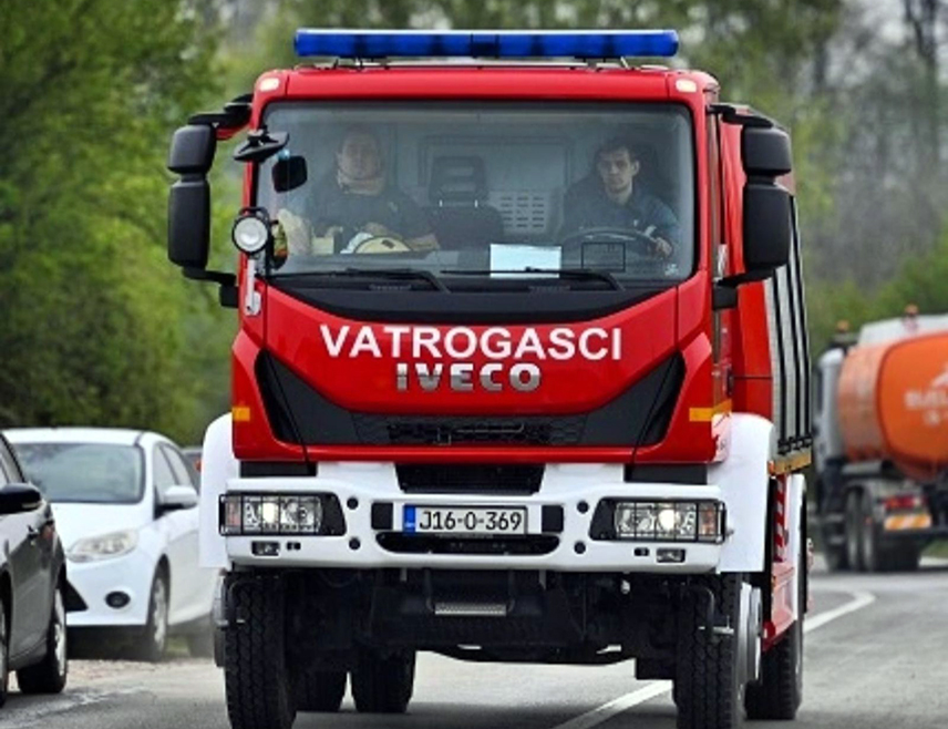 НОВИ ГРАД, 9. МАЈА /СРНА/ - У стамбеној згради у Новом Граду ноћас је избио пожар али су ватрогасци успјели да га угасе и спријече да се ватра прошири.