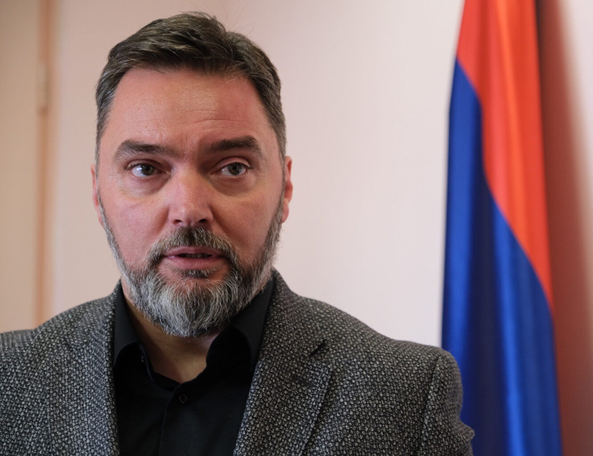 ИСТОЧНО САРАЈЕВО, 9. МАЈА /СРНА/ - Дан побједе остаје један од најсвјетлијих датума у историји човјечанства - симбол слома идеологије зла која је однијела милионе људских живота, али и симбол побједе слободе, достојанства и човјечности, истакао је замјеник предсједавајуће Савјета министара Сташа Кошарац.