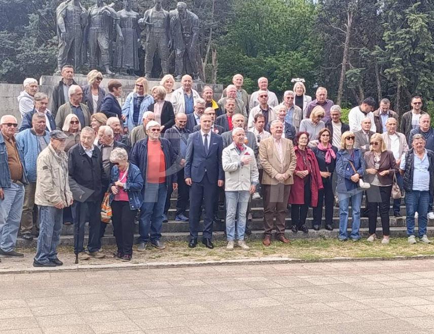 TРЕБИЊЕ, 9. МАЈА /СРНА/ - Делегације града Требиња, Градског одбора СУБНОР-а, Социјалистичке партије и Конзуларне канцеларије Србије данас су положиле цвијеће на споменик палим борцима у борби против фашизма 1941-1945. године у градском парку, поводом 9. маја, Дана побједе над фашизмом.