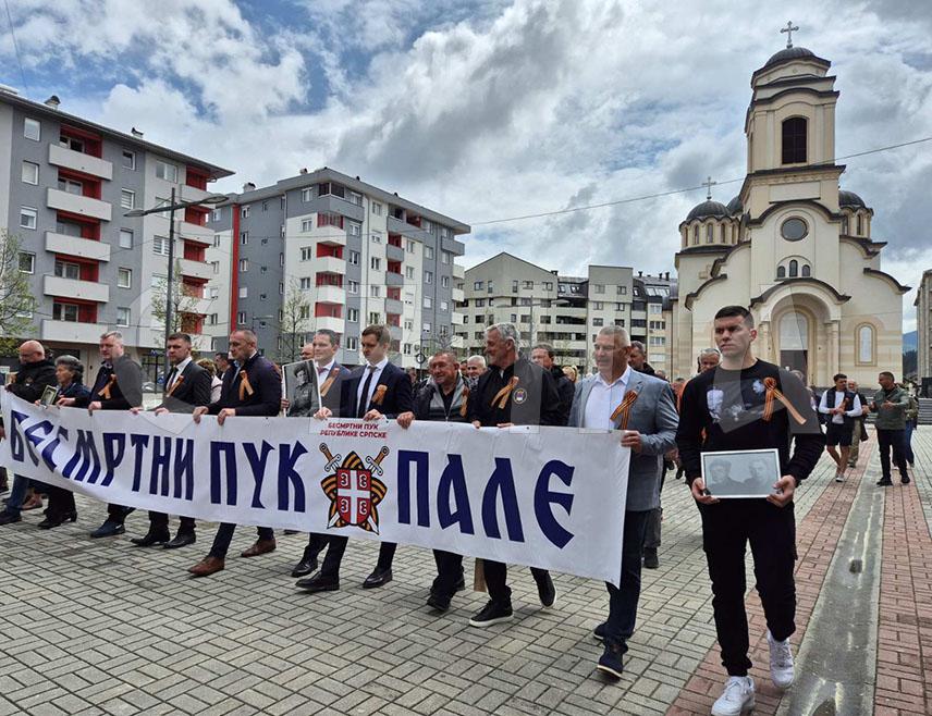 ПАЛЕ, 9. МАЈА /СРНА/ - Полагањем вијенаца код споменика народном хероју Милану Симовићу и Маршом "Бесмртног пука", на Палама је данас обиљежен 9. мај – Дан побједе над фашизмом, уз поруку да је важно његовати културу сјећања на српску страдалничку историју.