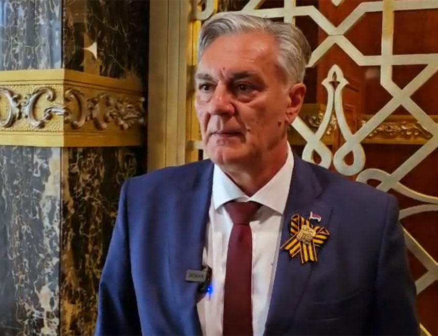 МОСКВА, 9. МАЈА /СРНА/ - Предсједник Републике Српске Синиша Каран изјавио је данас да је руководству Српске указана велика част да присуствује величанственој војној паради у Москви и пријему код предсједника Руске Федерације Владимира Путина поводом Дана побједе над фашизмом, те да је показан братски однос два народа.