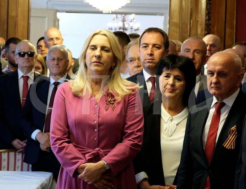 БАЊАЛУКА, 9. МАЈА /СРНА/ - Српски члан Предсједништва БиХ Жељка Цвијановић рекла је данас да Република Српска баштини вриједности велике антифашистичке борбе и да је обавеза да обиљежава Дан побједе и слом фашизма јер је захваљујући храбрим људима и патриотама побијеђено највеће зло и пријетња за човјечанство.