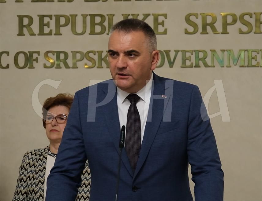 БАЊАЛУКА, 11. МАЈА /СРНА/ - Предсједник Владе Републике Српске Саво Минић поручио је да ће у Српској у овој години у сектор пољопривреде бити уложено око 290 милиона КМ, имајући у виду аграрни буџет од 180 милиона КМ, пројекте са Владом Мађарске и набавке трактора за младе, као и кредитни аранжман Свјетске банке у износу од 30,7 милиона евра за који је данас потписан уговор.