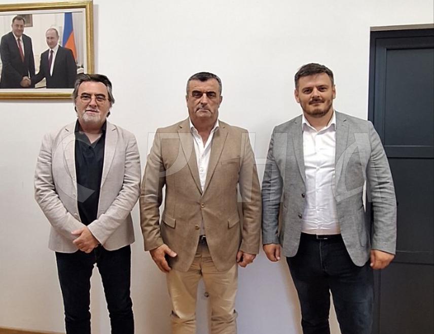 ВЛАСЕНИЦА, 11. МАЈА /СРНА/ - Начелник општине Власеница Мирослав Краљевић и представници Покрајинске владе Војводине закључили су да јединство, саборност и међусобно поштовање остају кључни одговори на све изазове са којима се српски народ суочава у региону, уз поруку да ће Србија и даље бити најснажнији ослонац Републици Српској.