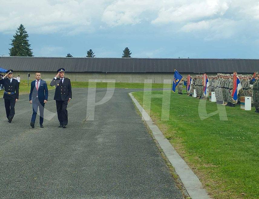 БАЊАЛУКА, 12. МАЈА /СРНА/ - Предајом рапорта замјенику министра одбране у Савјету министара Александру Гогановићу, у бањалучкој касарни "Козара" настављена је централна свечаност поводом обиљежавања Дана Војске Републике Српске /ВРС/ и Tрећег пјешадијског /Република Српска/ пука.