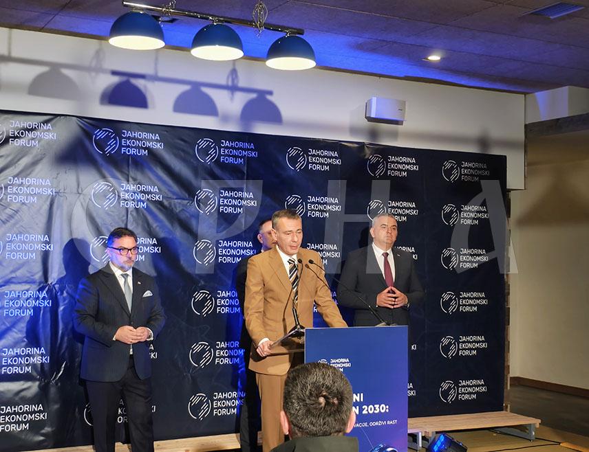 ЈАХОРИНА, 12. МАЈА /СРНА/ - Република Српска је постала примјер и покретач регионалних интеграција,  а пројектима у области енергетике, инфраструктуре и изградњом гасних конекција постаје покретач промјена, изјавио је данас генерални директор Економског института Београд Драган Шаговновић.