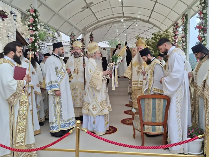 ОСTРОГ, 12. МАЈА /СРНА/ – Острог и Свети Василије Острошки нису само симбол чуда, већ трајно свједочанство Божијег присуства међу људима, поручио је вјерницима током бесједе под Острогом на празник овог светитеља Његово високопреосвештенство архиепископ лосанђелески и западноамерички Максим.