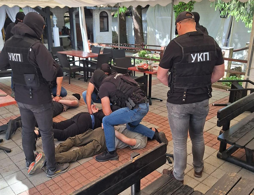 БАЊАЛУКА, 12. МАЈА /СРНА/ - Припадници криминалистичке полиције Министарства унутрашњих послова /МУП/ Републике Српске ухапсили су три лица из Приједора због трговине оружјем.