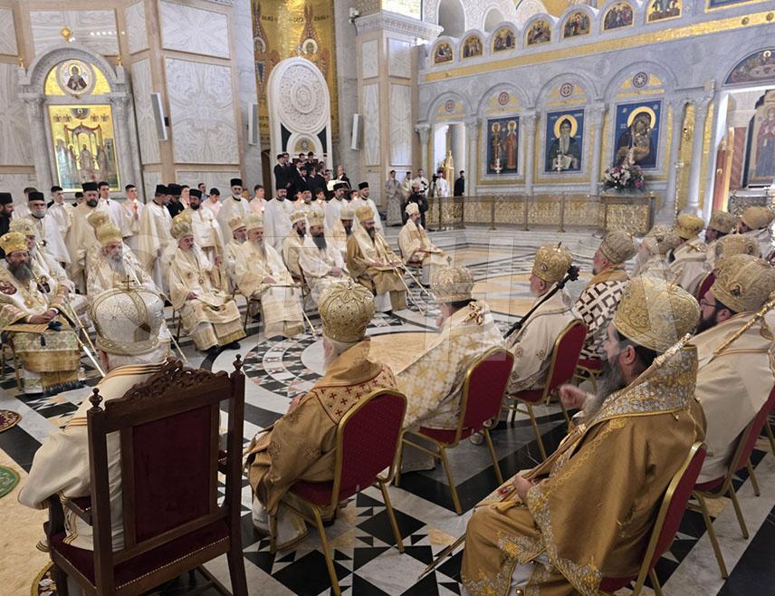 БЕОГРАД, 13. МАЈА /СРНА/ - Светом архијерејском литургијом у Храму Светог Саве у Београду, коју служи Његова светост патријарх српски Порфирије, почело је редовно засједање Светог архијерејског сабора Српске православне цркве /СПЦ/.