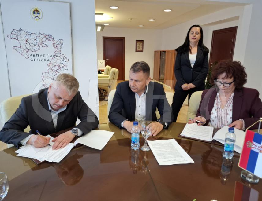 BANJA LUKA, MAY 13 /SRNA/ - Minister of Economy and Entrepreneurship of Republika Srpska Radenko Bubić says that the agreement on cooperation in the field of metrology between a scientific institute from Saint Petersburg and the Republika Srpska Institute for Standardization and Metrology, signed today in Banja Luka, will significantly contribute to the development of this field as well as the economy.