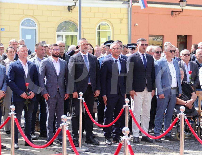ДЕРВЕНТА, 13. МАЈА /СРНА/ - Министар рада и борачко-инвалидске заштите Републике Српске Радан Остојић изјавио је да је важно сачувати сјећање на све погинуле српске борце, јер је на њиховом путу голготе и страдања током Одбрамбено-отаџбинског рата васкрсла слобода и одбрањена Република Српска.