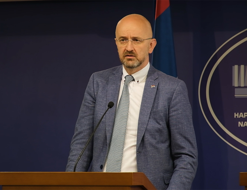 БАЊАЛУКА, 13. МАЈА /СРНА/ - Став САД у Савјету безбједности УН о БиХ значајан је искорак, јер се могло чути да будући високи представник мора поштовати суверенитет земље и да одлуке доносе домаће институције, без међународног притиска, изјавио је Срни шеф Клуба СНСД-а у Народној скупштини Републике Српске Срђан Мазалица.