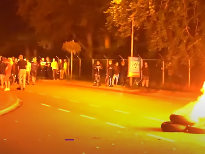 АМСТЕРДАМ, 13. МАЈА /СРНА/ - Учесници демонстрација против миграције запалили су прихватилиште за избјеглице у холандском граду Лосдрехту.