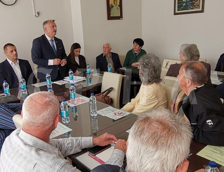ДОБОЈ, 13. МАЈА /СРНА/ - У Републици Српској у априлу је право на радни ангажман без прекида исплате пензије искористило око 10.500 пензионера, чија су занимања дефицитарна на тржишту, изјавио је директор Фонда ПИО Младен Милић.