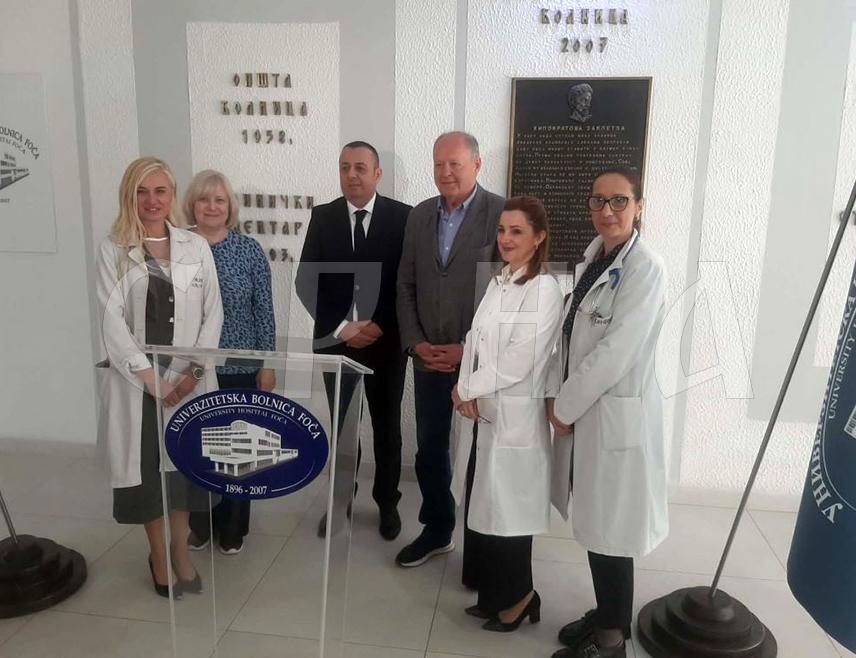 ФОЧА, 13. МАЈА /СРНА/ - Универзитетска болница Фоча закључила је споразум о сарадњи у области лијечења онколошких обољења са Онколошким центром "Напалков" из Санкт Петербурга, чија је делегација данас први пут посјетила фочанске колеге, упознавши их са методама рада у Русији.