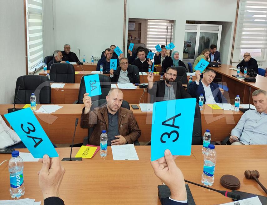 СРЕБРЕНИЦА, 14. МАЈА /СРНА/ - Одборници Скупштине општине Сребреница данас су информисани о току геолошких истраживања и открићу злата, сребра, антимона, олова и цинка на истражним пољима Чумавићи и Брежани.