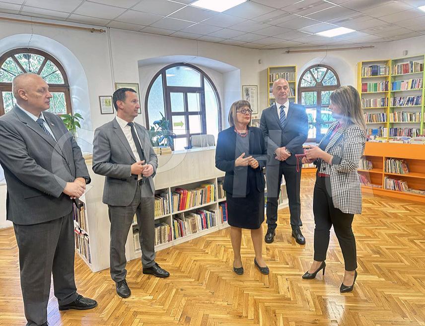 ТРЕБИЊЕ, 14. МАЈА /СРНА/ - Предсједник Владе АП Војводине Маја Гојковић истакла је данас током посјете Народној библиотеци Tребиње да је Покрајинска влада спремна да помогне у обезбјеђивању додатног простора за потребе ове установе културе.