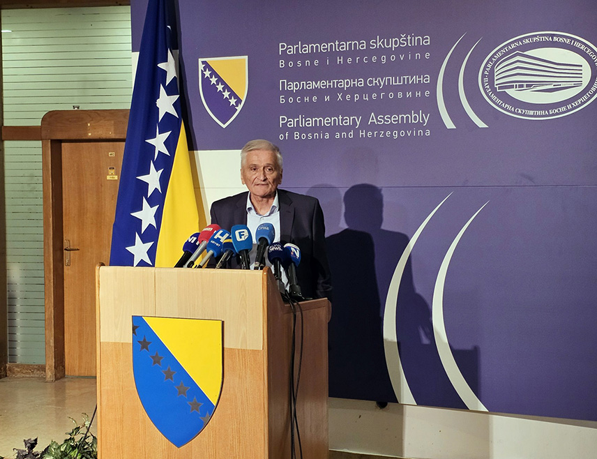 SARAJEVO, MAY 14 /SRNA/ - Deputy Speaker of the House of Peoples of the Parliamentary Assembly of BiH, Nikola Špirić, said after today’s session that it is not possible to "achieve the same majority that exists in the House of Representatives without changes to the Constitution and Rules of Procedure,"  adding that the Serb Caucus and Croat Caucus will not agree to be mere spectators in the decision-making process.