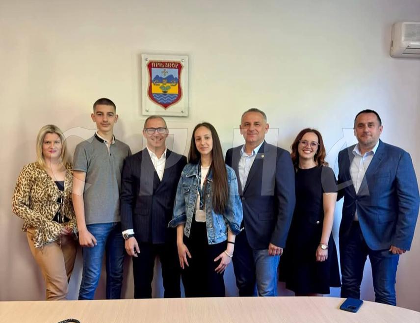 ПРЊАВОР, 14. МАЈА /СРНА/ - За вицешампионку Европе у таеквондоу Уну Живановић данас је градоначелник Прњавора Дарко Томаш уприличио пријем и поручио да ће Градска управа наставити са подршком спорту и младим талентованим спортистима.