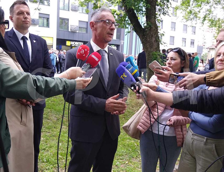 ТУЗЛА, 15. МАЈА /СРНА/ - Министар рада и борачко-инвалидске заштите Републике Српске Радан Остојић истакао је данас у Тузли да је илузија причати о праву и правди за Србе у БиХ када ни послије 34 године није процесуиран злочин који су муслиманске снаге починиле над припадницима ЈНА познат као тузланска колона.