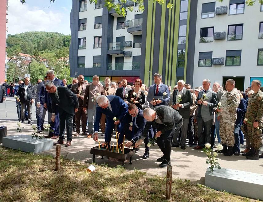 TUZLA, MAY 15 /SRNA/ – Memorial service was held today for the victims of the crime with candles lit and roses laid at Brčanska Malta in Tuzla, where on May 15, 1992, 54 young men were brutally killed in an attack on a JNA convoy that was withdrawing under a previously agreed peaceful arrangement.