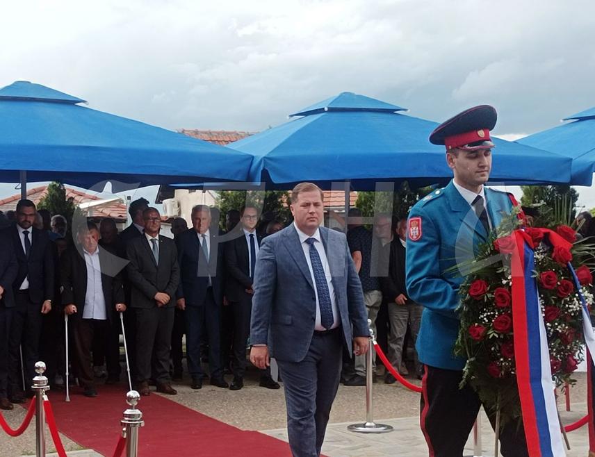 БИЈЕЉИНА, 15. МАЈА /СРНА/ - Државни секретар Министарства за рад, запошљавање, борачка и социјална питања Србије Никола Вукелић рекао је данас у Бијељини да би, када би се рационално и непристрасно анализирао случај Tузланске колоне, било јасно колико је апсурдна оваква творевина каква је данас БиХ.