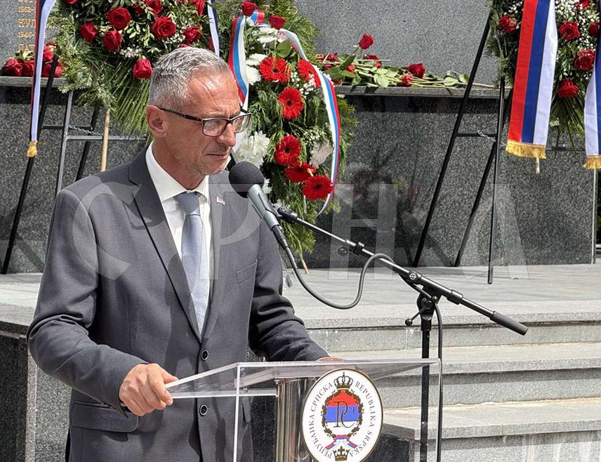 БИЈЕЉИНА, 15. МАЈА /СРНА/ - Министар рада и борачко-инвалидске заштите Радан Остојић изјавио је на бијељинском градском гробљу Пучиле да су Срби данас до мјеста страдања 54 младића у муслиманском нападу на колону ЈНА у Тузли спроведени као терористичка организација уз велике мјере обезбјеђења.