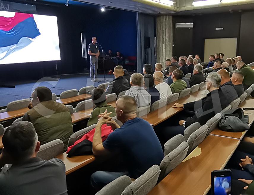 ДОБОЈ, 15. МАЈА /СРНА/ - У Добоју је вечерас приказан документарни филм "Прича поносног пука", чију пројекцију су организовали ветерани Удружења "65. заштитни моторизовани пук" Војске Републике Српске /ВРС/ поводом Светог Василија Острошког, њиховог Дана и крсне славе.