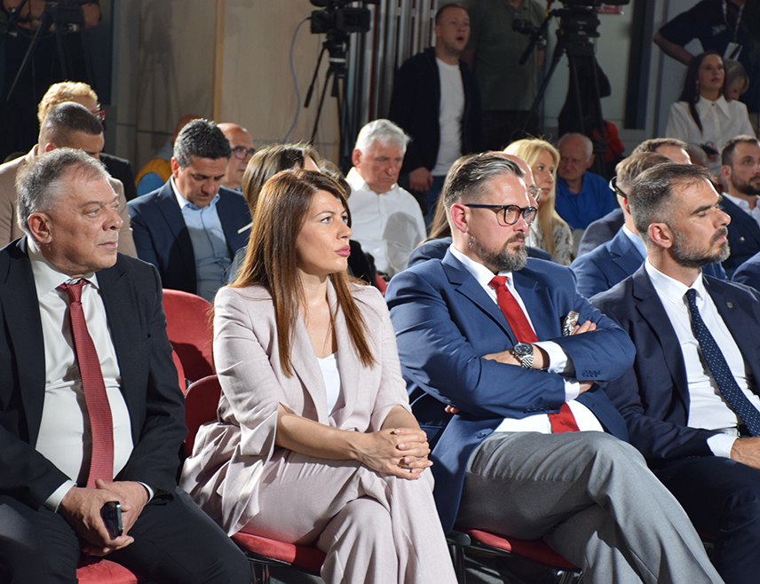 БЕОГРАД, 15. МАЈА /СРНА/ - У Новом Саду вечерас је свечано отворен Међународни пољопривредни сајам у присуству министара пољопривреде Србије Драгана Гламочића, Чешке Мартина Шебестјана и Републике Српске Анђелке Кузмић, а међу 1.200 излагача из 40 земаља су и компаније из Републике Српске.