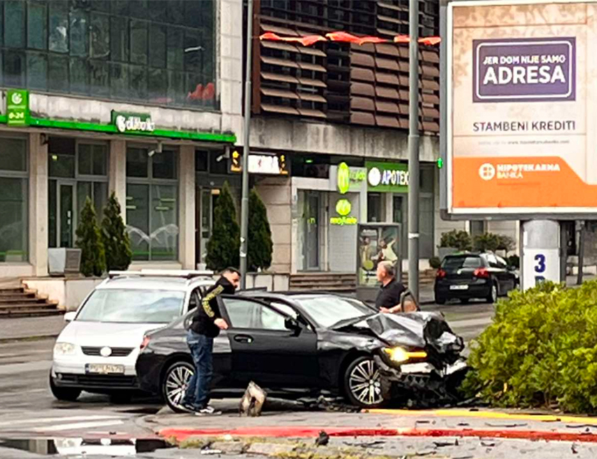 ПОДГОРИЦА, 16. МАЈА /СРНА/ - Путник у таксију смртно је страдао јутрос у саобраћајној несрећи у Подгорици, речено је Срни у Оперативно-комуникационом центру Управе полиције.