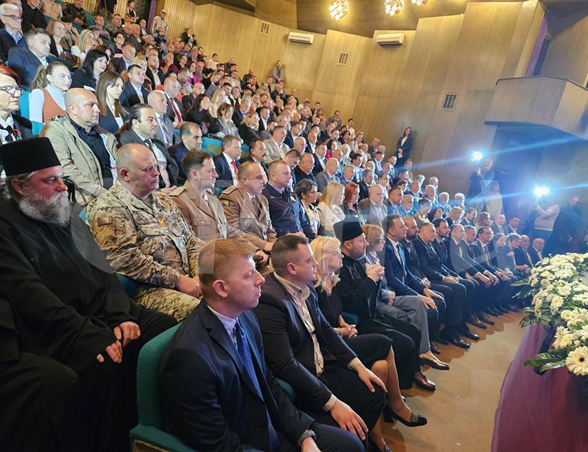 ПРИЈЕДОР, 16. МАЈА /СРНА/ - У Приједору је почела свечана академија у поводу 16. маја, Дана града, а присуствује јој предсједник Милорад Додик.