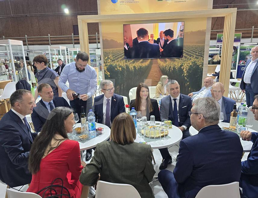 НОВИ САД, 16. МАЈА /СРНА/ - Министар пољопривреде, шумарства и водопривреде Републике Српске Анђелка Кузмић посјетила је штанд Републике Српске на Међународном сајму пољопривреде у Новом Саду за који је рекла да представља изузетну прилику за увид у модерне токове развоја пољопривреде и прехрамбене индустрије.