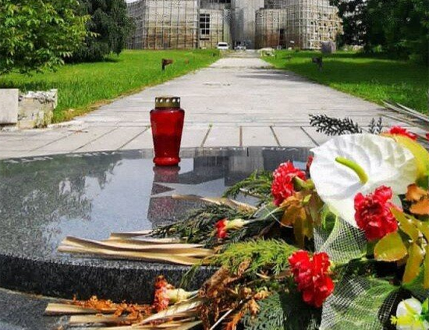 ЗАГРЕБ, 16. МАЈА /СРНА/ - На Петровој гори на Кордуну обиљежене су 84 године од пробоја обруча на Биљегу када је из усташко-домобранског обруча спасено више хиљада српских цивила, већином жена и дјеце, те је овом приликом указано на покушаје ревизије историје, што је окарактерисано као опасно јер се не смије заборавити истина.
