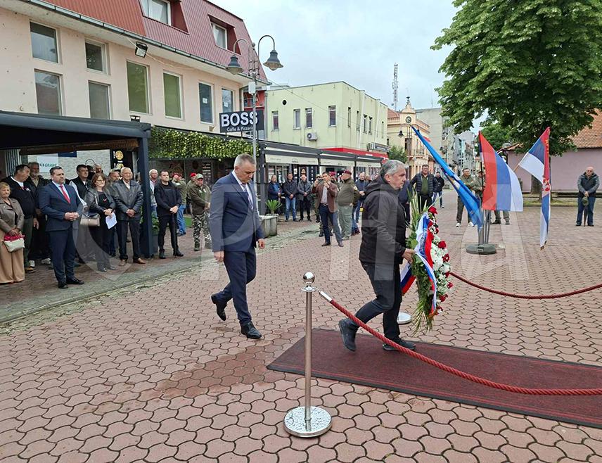 ШАМАЦ, 16. МАЈА /СРНА/ - У Шамцу су данас обиљежене 34 године од формирања Друге посавске пјешадијске бригаде Војске Републике Српске, кроз коју је прошло око 7.000 бораца, а најистакнутијим старјешинама и командирима за допринос који су дали током ратних дана уручена су признања.