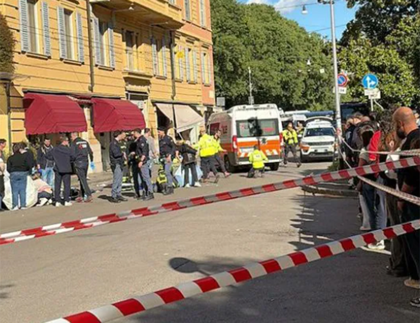 РИМ, 16. МАЈА /СРНА/ - Најмање десет људи повријеђено је када аутомобил ударио пјешаке у центру града Модене, на сјеверу Италије, пише лист "Ил ђорнале".