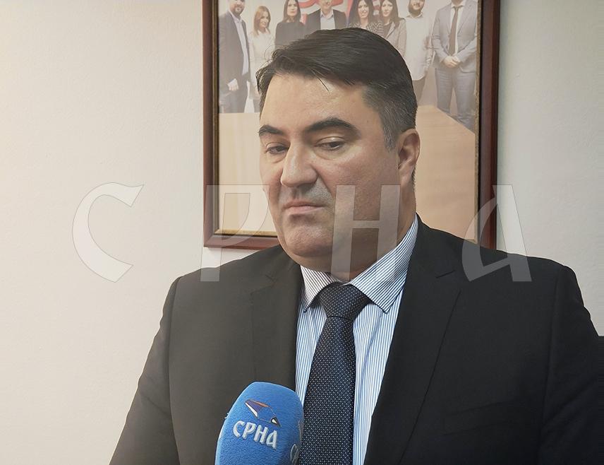САРАЈЕВО, 17. МАЈА /СРНА/ - БиХ, уколико жели да опстане и да се креће у нормалном правцу, па и према ЕУ, мора да повуче све закони које је наметнуо Кристијан Шмит, изјавио је Срни посланик СНСД-а у Представничком дому Парламентарне скупштине БиХ Мирослав Вујичић.