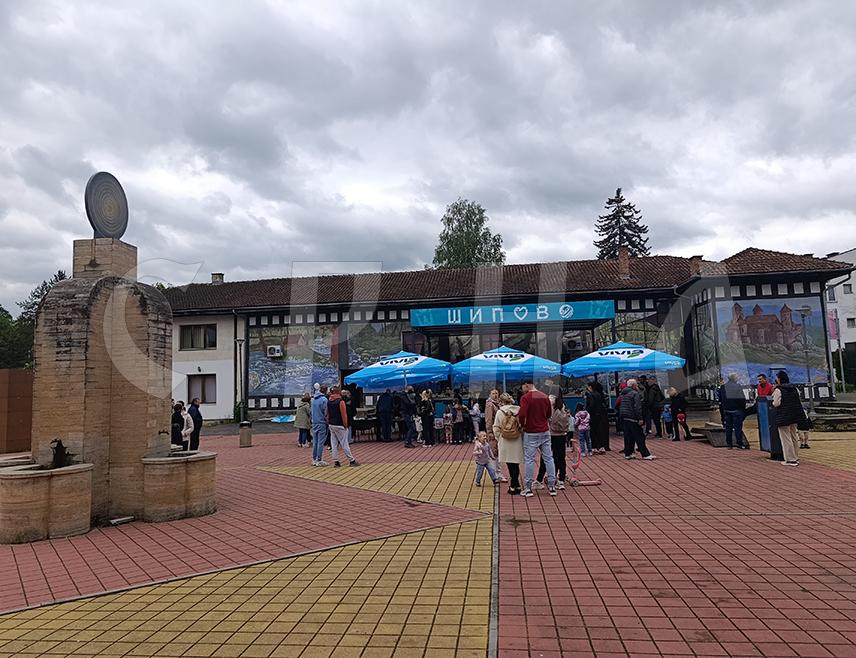 ШИПОВО, 17. МАЈА /СРНА/ - На Тргу патријарха Павла у Шипову данас је одржан хуманитарни базар од којег је сав приход намијењен за изградњу куће тринаестогодишњем Небојши из Велике Хоче са Косова и Метохије, који је остао без породице.