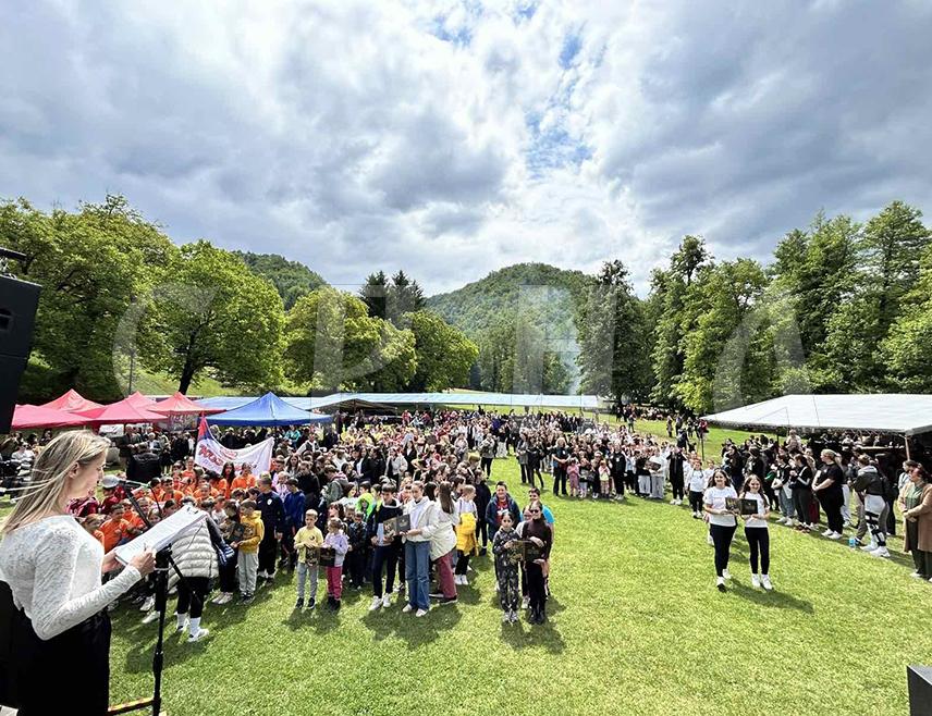 KOZARSKA DUBICA, MAY 17 /SRNA/ - The first Family Festival was held today in the courtyard of the Moštanica Monastery near Kozarska Dubica, gathering hundreds of participants from Republika Srpska and Serbia.
