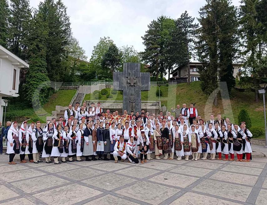 МРКОЊИЋ ГРАД, 17. МАЈА /СРНА/ - У Мркоњић Граду вечерас је одржана прва манифестација "Одјек кроз Крајину", на којој се у пјевању изворне музике "на суво" такмичило 150 учесника, односно 21 пјевачка група из Републике Српске, Србије, Словеније и Хрватске.