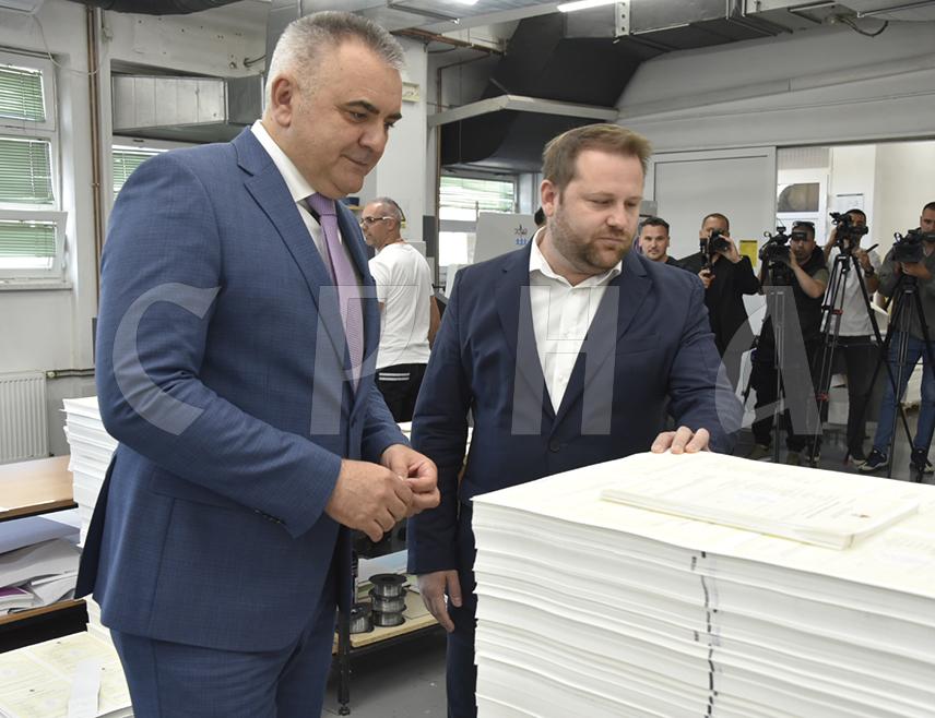 БАЊАЛУКА, 18. МАЈА /СРНА/ - Предсједник Владе Републике Српске Саво Минић посјетио је "Службени гласник Републике Српске" и у току је обилазак штампарије ове установе, гдје се штампају уџбеници за ученике основних школа у Републици Српској за наредну школску годину.