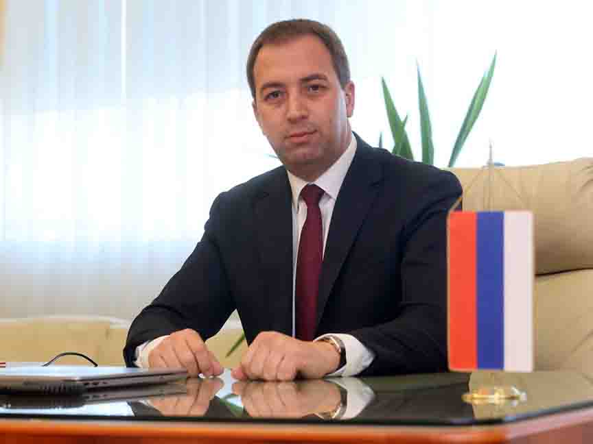 ФОЧА, 18. МАЈА /СРНА/ - Министар правде Републике Српске Горан Селак изјавио је да влада велико интересовање за данашњи "Дан отворених врата" у Фочи јер се јавио велики број становника те, али и оклоних општина који желе да у разговору укажу на одређене проблеме, изнесу примједбе или дају сугестије из надлежности овог министарства.
